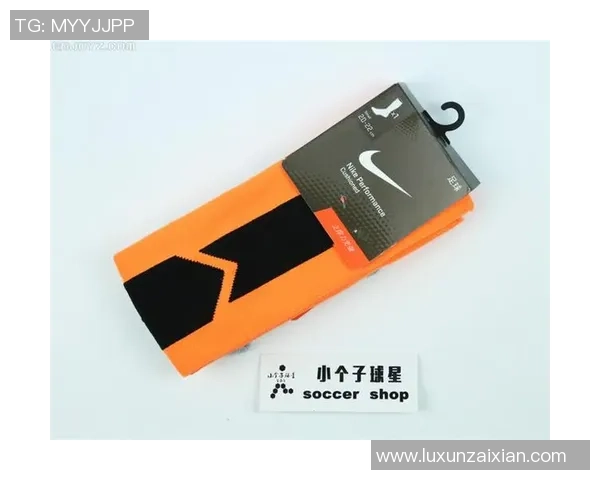 球星同款足球防滑袜引领赛场潮流提升速度与稳定表现