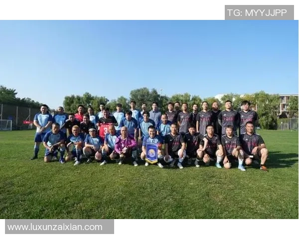 球迷圆梦时刻与足球巨星同框合影记录绿茵闪耀瞬间