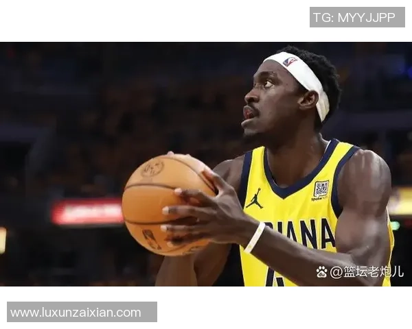 足球场上悠闲散步的球星是谁引发球迷热议揭秘他的独特魅力与原因