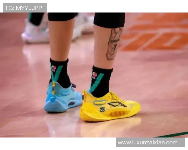 足球女球迷必备潮流单品 足球球星同款板鞋穿搭推荐